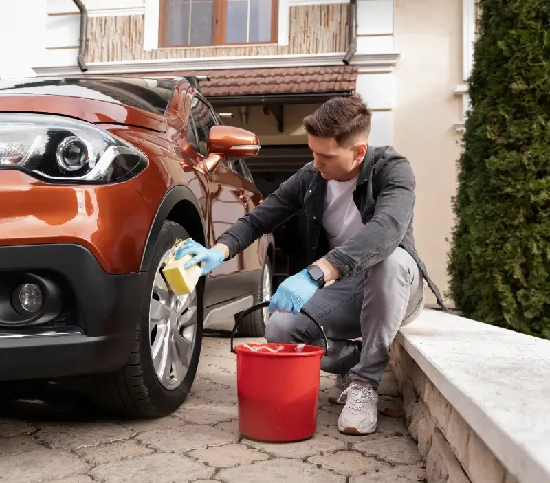 Lavage auto à domicile L'Herbergement : professionnel intervenant sur un véhicule